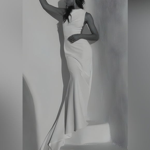 Brand New Unaltered | Sarah Seven Cassiopeia | Chapel Length Wedding Gown Size 8 - Picture 15 of 16